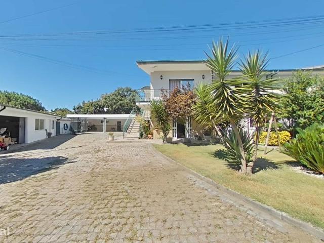 Moradia de 6 quartos, 2 cozinhas, 2 salas de estar e muito mais