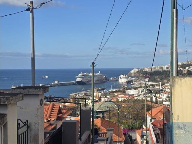 Moradia dividida em Dois Pisos Independentes no Funchal 114m² Santa Maria Maior Funchal
