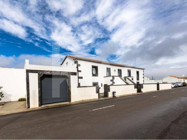 Moradia dividida em 2 apartamentos inserida em terreno com 3978m2, Ilha da Graciosa, Açores