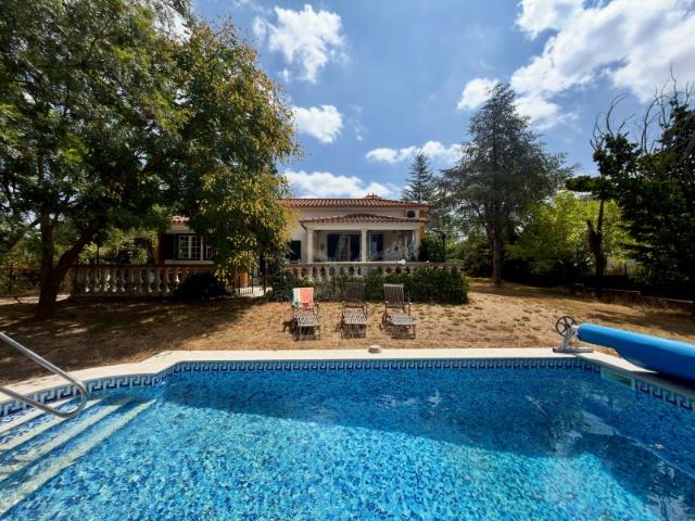 MORADIA EXCECIONAL COM 4 QUARTOS, ANEXO INDEPENDENTE, PISCINA E IMPLANTADA NUM TERRENO COM 5.930 M²