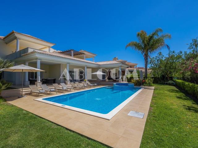 Moradia Exclusiva T4+2 em frente ao campo de golfe no Vila S. 736m² Quarteira