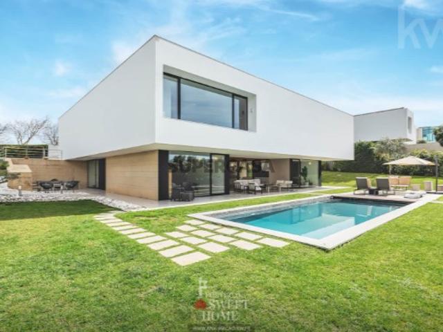 Moradia Exclusiva T4 no Oeiras Golf & Residence: Luxo, Conforto e Modernidade