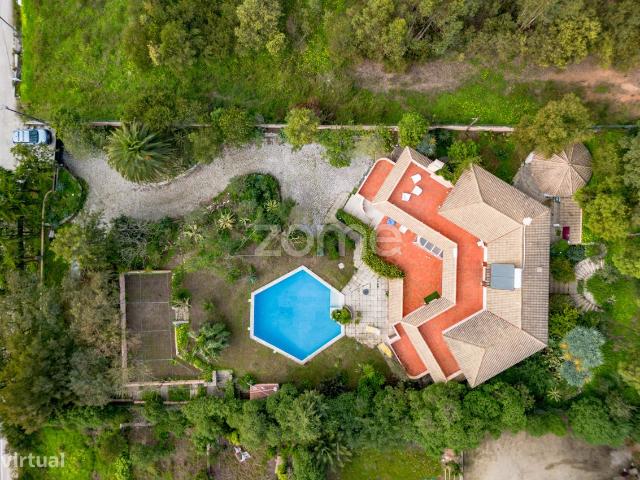 Moradia Exclusiva T5 com Piscina e Jardim Deslumbrante na Cotovia