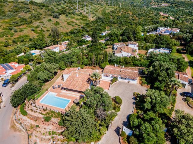 Moradia Exclusiva Térrea com Piscina Aquecida, Jardim e Total Privacidade na Urbanização Serra e Mar