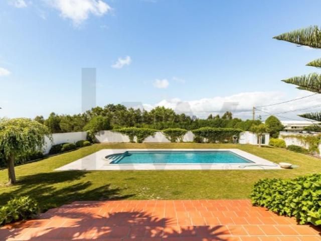 Moradia Exclusiva V4 com Piscina, Jardim e 2.520 m² de Terreno