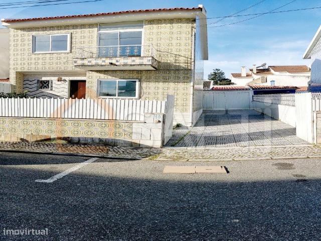 Moradia Exclusiva em Casais de Mem Martins, Rio Mouro: Conforto e C.