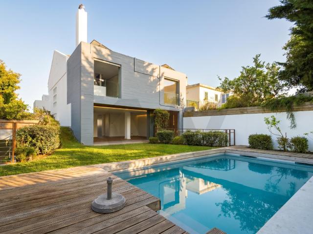 MORADIA EXCLUSIVA, REMODELADA, COM JARDIM E PISCINA NO CORAÇÃO DE ALVALADE