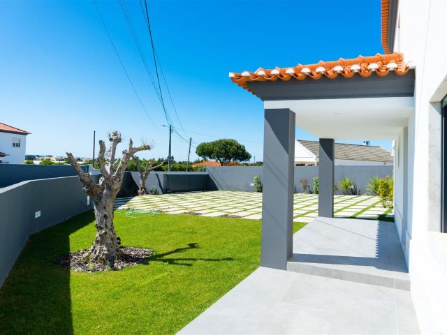 Moradia e apartamento com um total de 6 quartos, próxima das. 241m² A dos Cunhados e Maceira