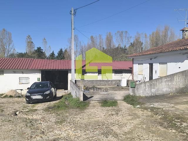 Moradia e dois Armazéns