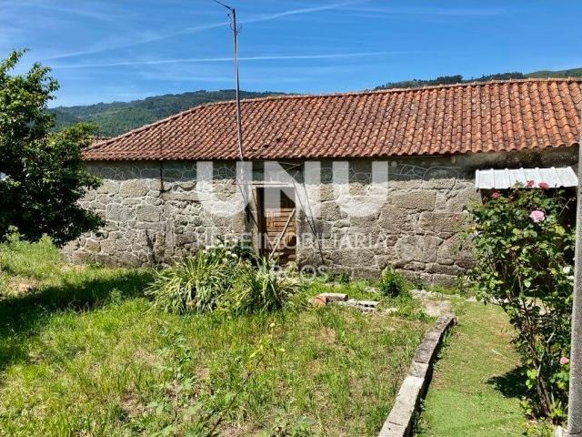 Moradia e pedra para recuperar