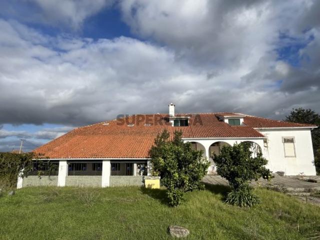 Moradia e Terreno com capacidade construtiva Vila Hostilina Lamego