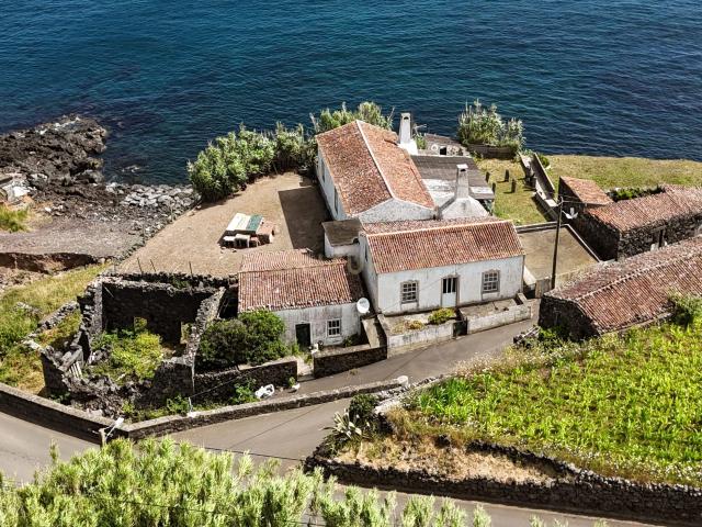 Moradia e terreno junto ao Mar em São Mateus Praia da Graciosa