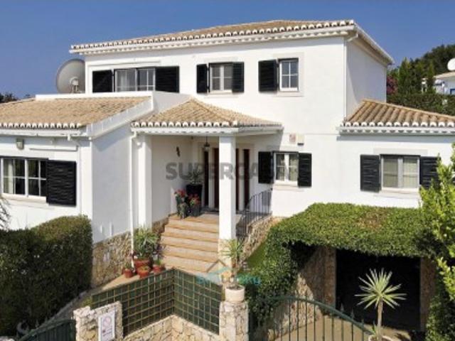 Moradia Elegante e Espaçosa com Piscina e Ampla Garagem Subterrânea