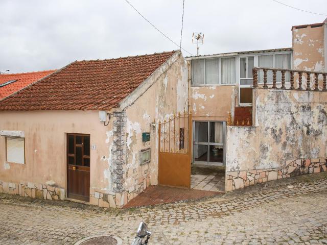 MORADIA EM ALDEIA SOSSEGADA A 35 MINUTOS DE LISBOA
