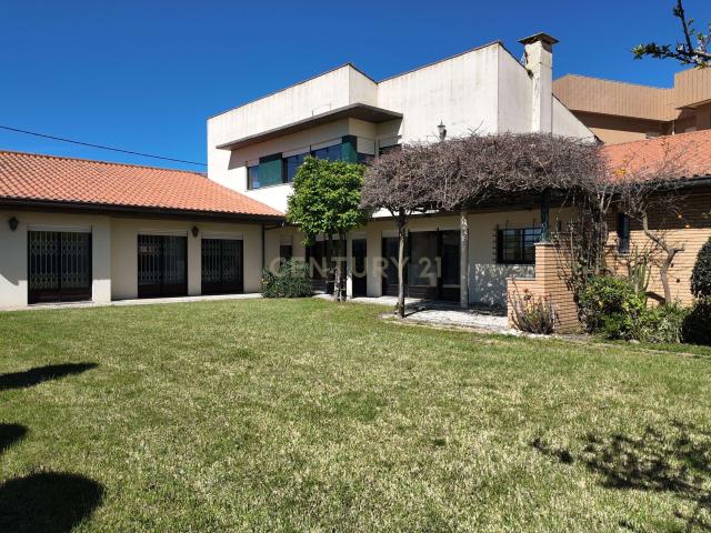 Moradia em Arcozelo — Elegância, Espaço e Proximidade ao Mar