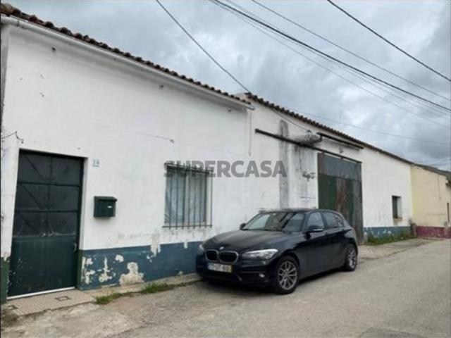 MORADIA EM BANDA COM ARRECADAÇÕES, ARRUMOS E TERRENO EM ACHETE, SANTARÉM