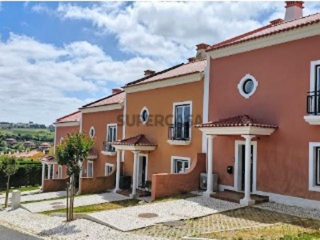 Moradia em banda com piscina e jardim privado no Condominio Campo Real!
