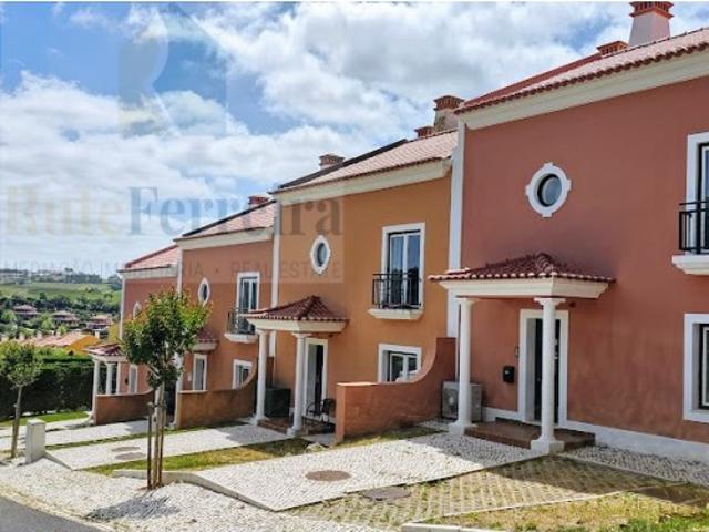 Moradia em banda com piscina e jardim privado no Condominio Campo Real!