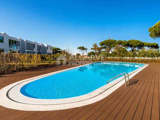 Moradia em Banda Contemporânea T3 com Jardim Privado Próximo. 215m² Quarteira