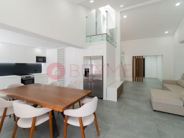 Moradia em Banda Duplex Renovada com 3 Quartos em Vilamoura