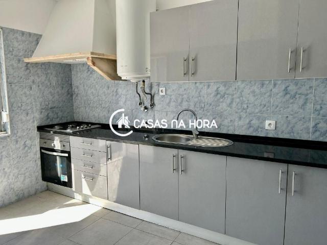 Moradia em banda, recuperada, para arrendamento, Almada Charneca de Caparica e Sobreda