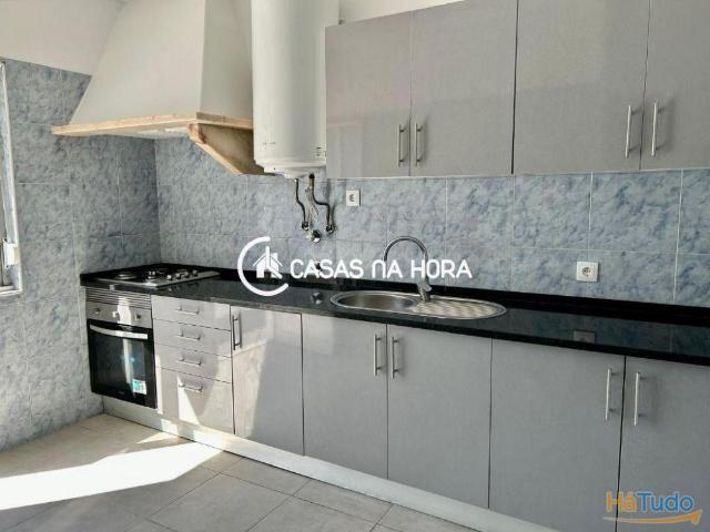 Moradia em banda, recuperada, para arrendamento, Almada Charneca de Caparica e Sobreda | 26064091385