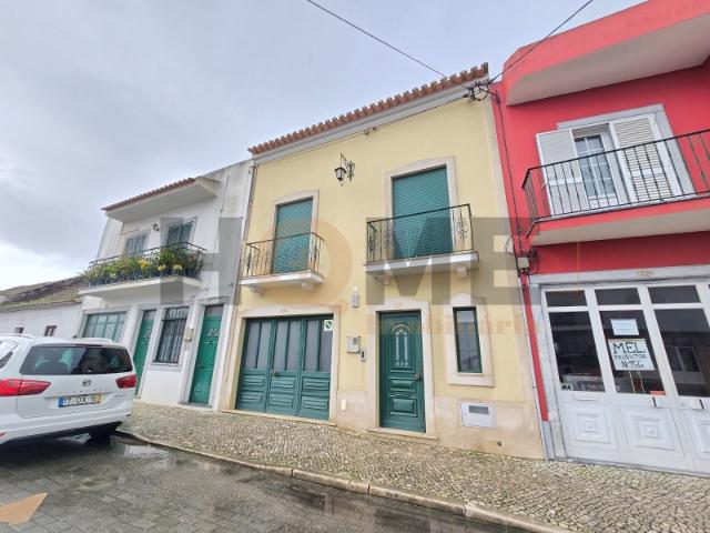 Moradia em Banda Rés do Chão, 1.º Andar e Sótão Centro de Almeirim