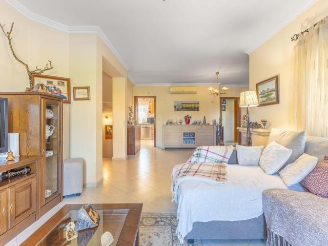 Moradia em Banda T4 | 3 Pisos | Aldeia de Paio Pires 490.000 € | 249 m² área bruta | Garagem incluída