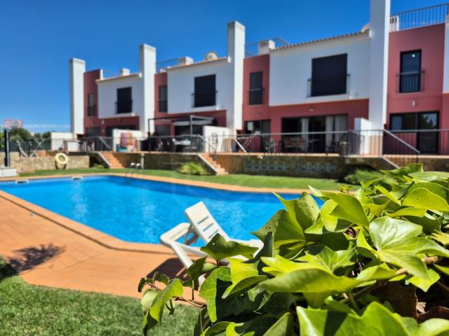 Moradia em banda T2+1 em condomínio na Guia, Algarve