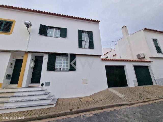 Moradia em Banda T3+1 transformada em T2+1 com garagem e logradouro e