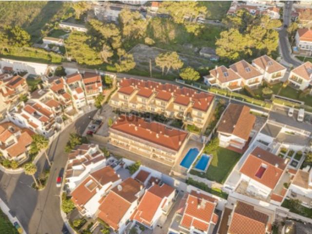 MORADIA EM BANDA T3+1 COM VISTA SOBRE O MAR NA PAREDE, CASCAIS