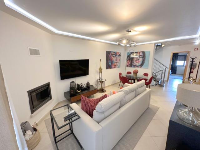 Moradia em Banda T3+2 com garagem e piscina