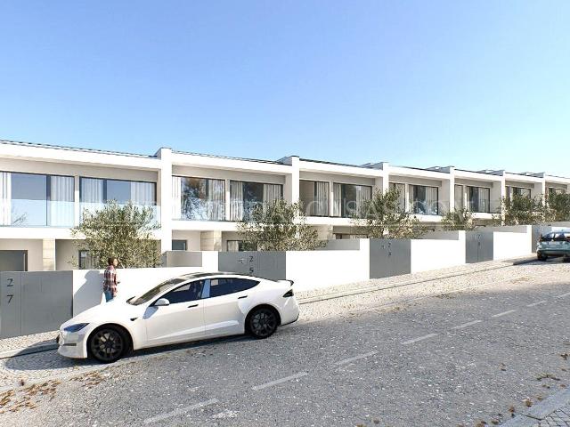 Moradia em Banda T3, boas áreas, Gondomar