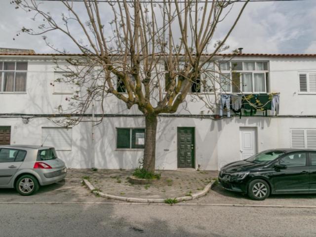 Moradia em Banda T3 com Cave e Logradouro Bairro do Moinho, Apelação, Loures