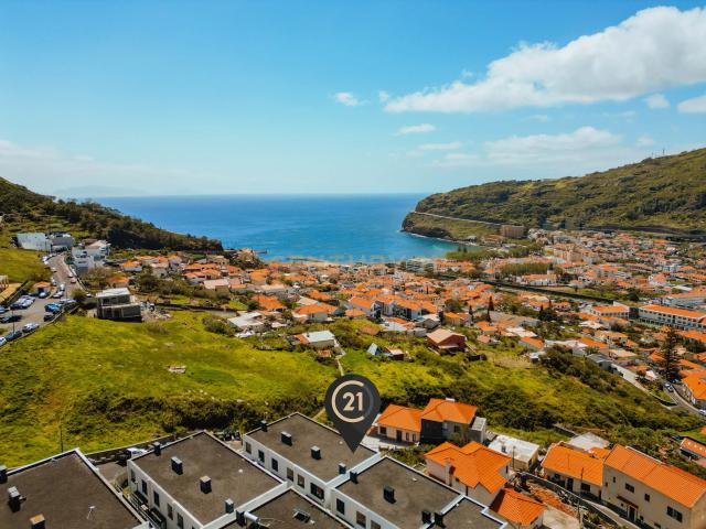 Moradia em Banda T3 em Machico – Luz Natural, Vista Mar e Excelente Localização