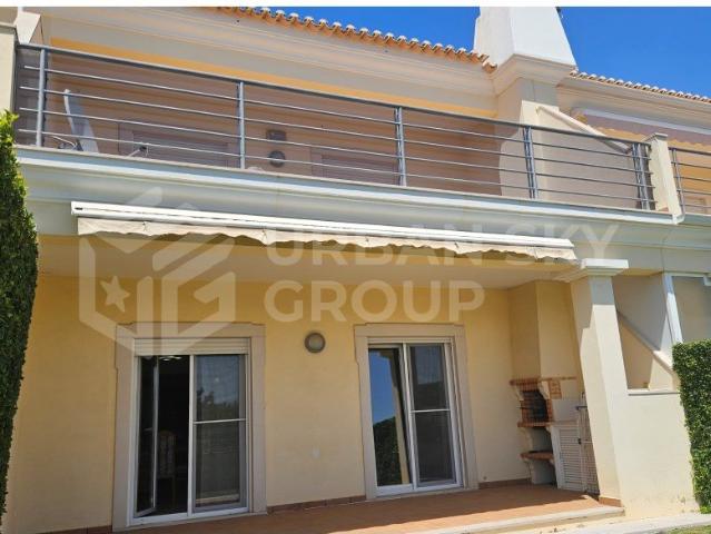 Moradia em Banda T3 em Condomínio Privado com Piscina, Garag. 188m² Albufeira e Olhos de Água