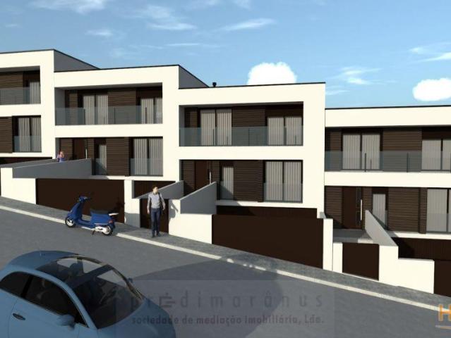 Moradia em Banda T3, 3 WC, Ar Condicionado, Bomba de Calor para AQS, roupeiros embutidos, garagem com 75m2. | 26083677973