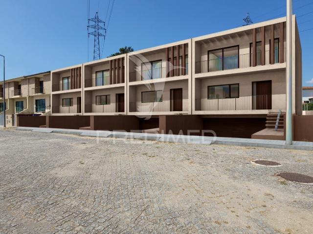 Moradia em Banda tipologia T3 +1, em Merelim S. Pedro, Braga