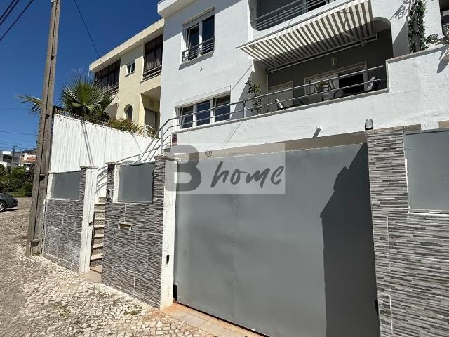 Moradia em Banda Totalmente Remodelada | Vila Nova da Caparica