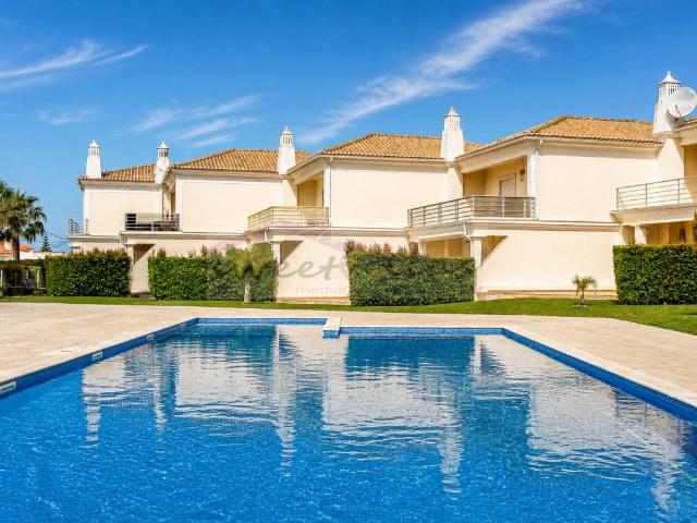 Moradia em banda V4 com amplos terraços e deslumbrante vista. 152m² Albufeira e Olhos de Água