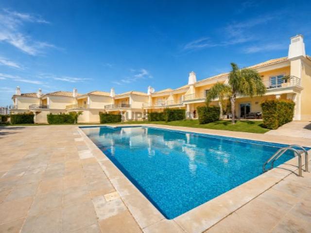 Moradia em banda V4 com amplos terraços e deslumbrante vista mar