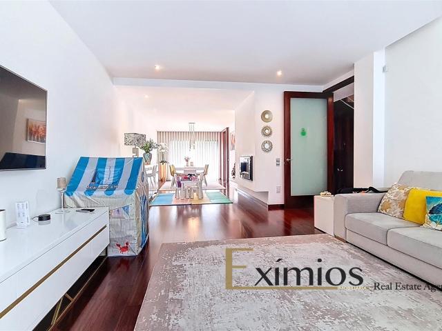 Moradia em banda V4, com garagem para dois carros, em Aver o. 202m² A Ver O Mar