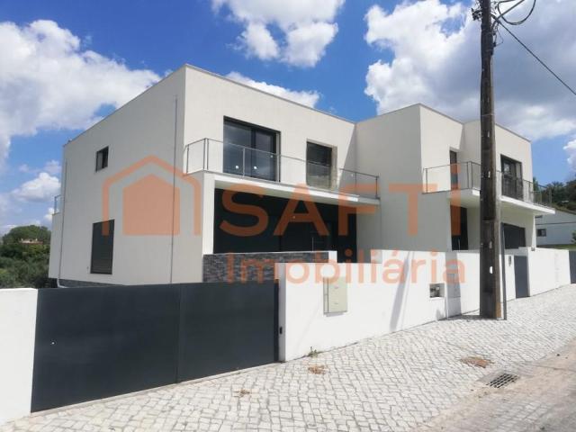 Moradia em banda V4 em Ourém 226m² Nossa Senhora Da Piedade