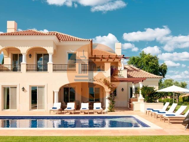 Moradia em Banda V3 com piscina e terraços no Golfe Monte Rei. /n