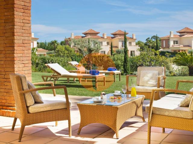 Moradia em Banda V3 com piscina e terraços no Golfe Monte Rei. /n