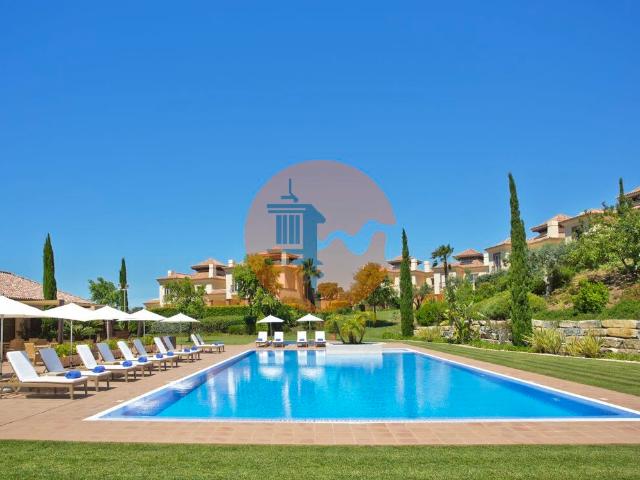 Moradia em Banda V3 com piscina e terraços no Golfe Monte Rei. /n