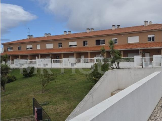 Moradia em Banda V3 localizada em S. Martinho do Porto