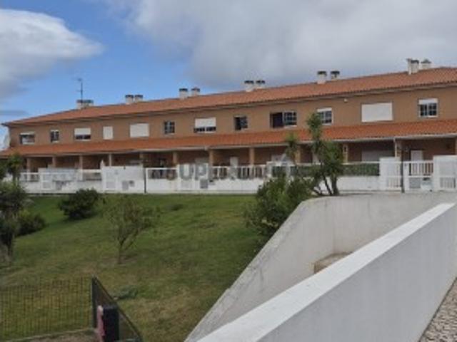 Moradia em Banda V3 localizada em S. Martinho do Porto