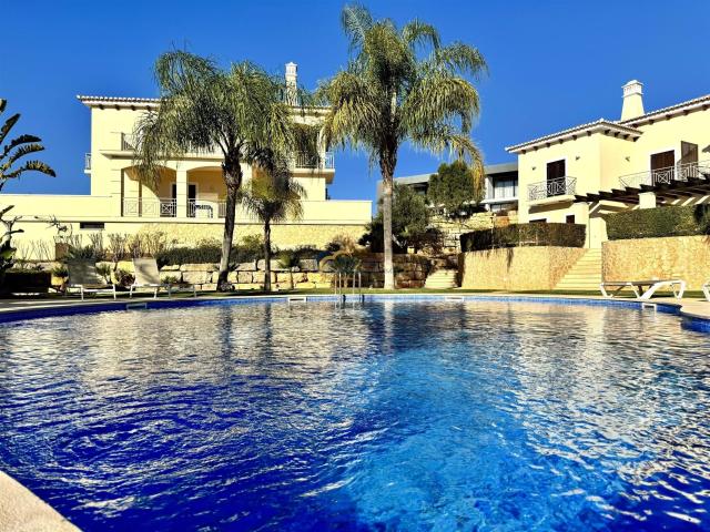Moradia Em Banda | 2 Suites | Condomínio Fechado | Piscina |. 170m² Albufeira e Olhos de Água