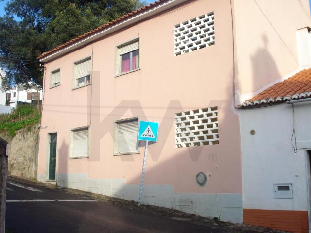 Moradia em Barcarena com Potencial para T3 ou Investimento 2x T1